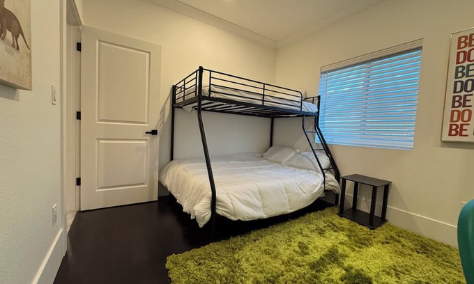 Pittsburg House | Charming and Spacious 4-bedroom house in Pittsburg with AC