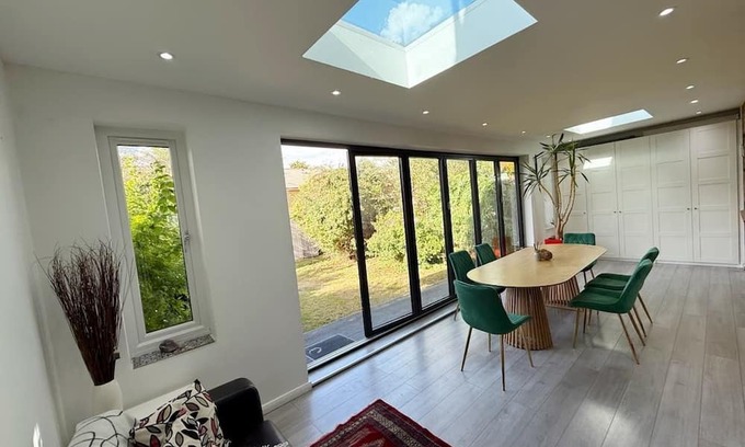 Woodberry Down Apartment | Spacious 3-Bedroom House w/Garden & 2 Parking