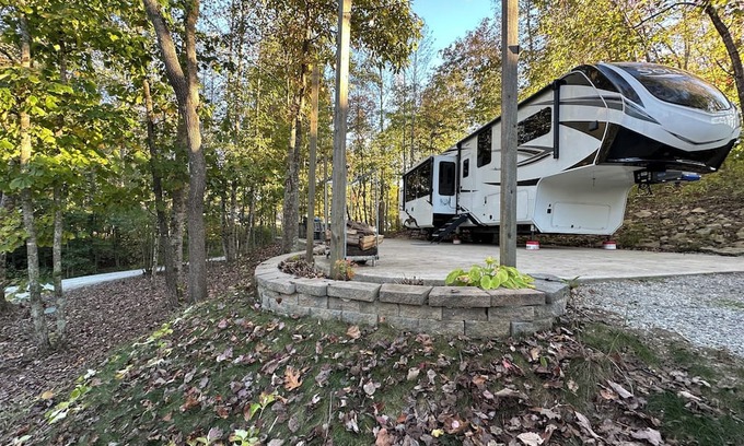 Woodbine House | Visit Cumberland Falls, see the Moonbow and enjoy Corbin's luxury RV campground.
