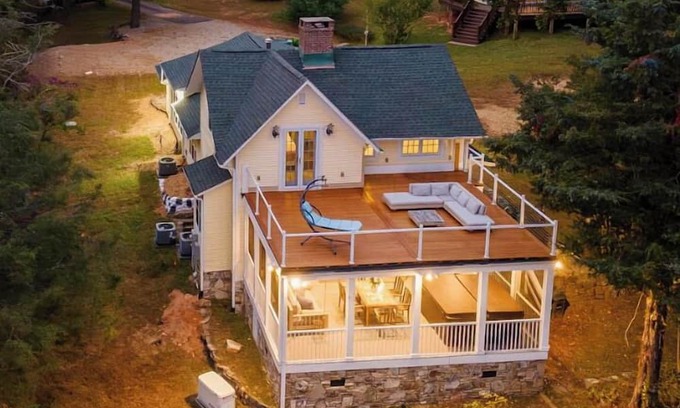 Lynn House | Fin & Fig | Mountain Views + Hot Tub