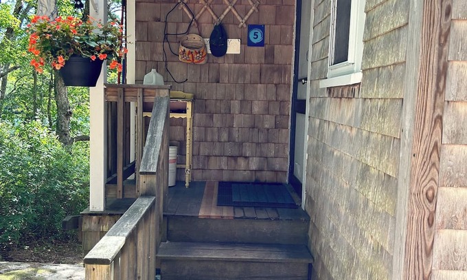 Truro Cottage | Charming 2-bedroom cottage on Truro Kettle Pond