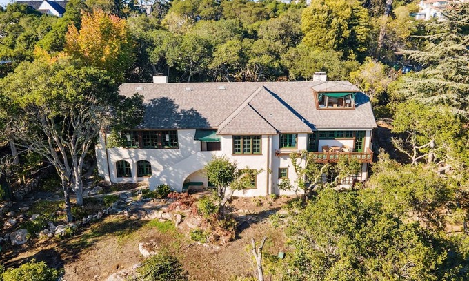 Thousand Oaks House | Unique 5-bedroom house in Berkeley with Exquisite Views