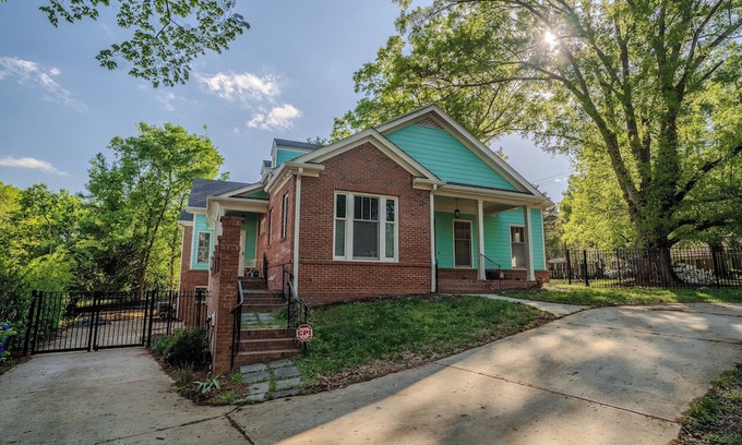 Southwest Raleigh House | The Oberlin Palais-Welcome to your Home Away from Home-A 7BR 10BA Hidden Gem with Premium Amenities nestled in the Heart of Raleigh.