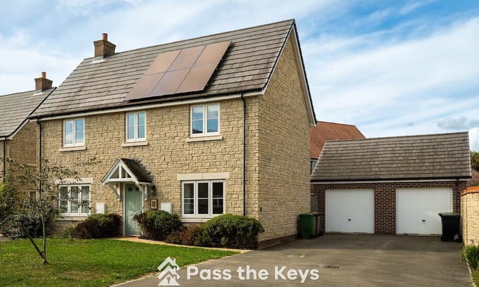Marcham House | Pass the Keys | Spacious, Modern Family Home - 20 mins to Oxford