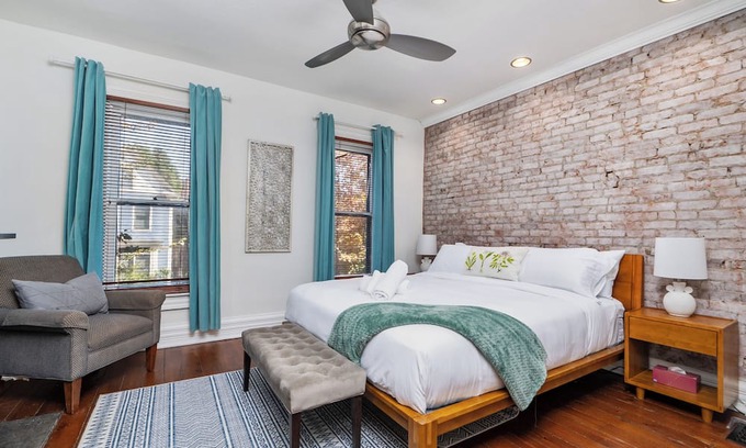 Italian Village House | {NEW} 3 bed/2bath, HOT TUB, Walk 2 Short North, KING bed, Easy Off StreetParking