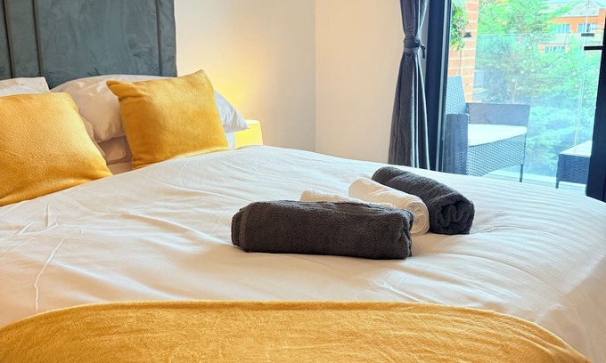 Uxbridge North Apartment | ExclusiveStay Terrace Entertainment Lounge 1-8 Opposite Piccadilly Line