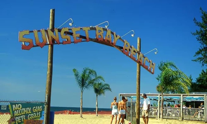 Irving House | 3-bedroom Beach House with AC in Sunset Bay - 2 minutes from the beach!