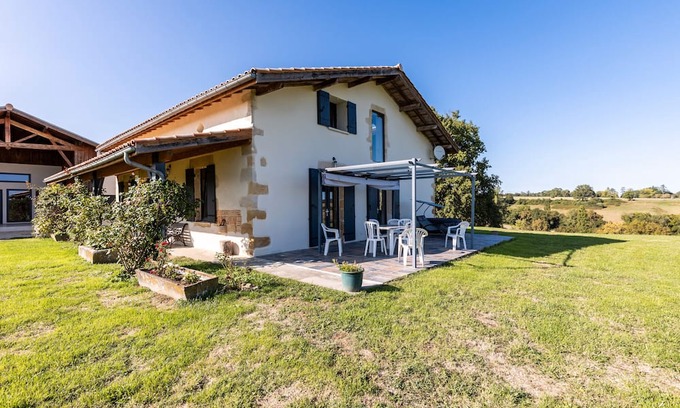 Bazas House | Holiday Home 'Le Basque' with Shared Pool, Private Terrace and Wi-Fi