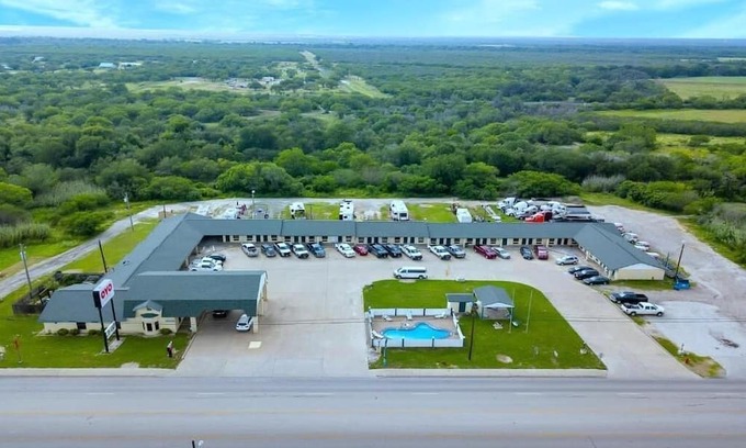 Three Rivers Hotel | Comfort and Convenience! Pet Friendly Stay with Parking & Pool