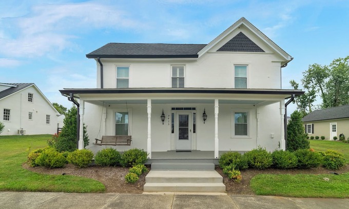 Marshall House | Grape & Vine Cottage · Luxury Main Street Retreat