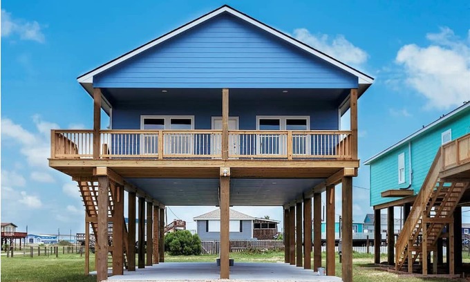Surfside Beach House | The Blue Heron! Sleeps 12- 1K/2Q/6T