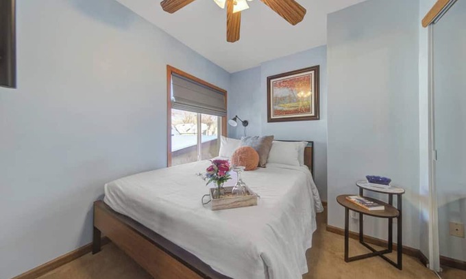 Bottineau House | 1BR Upper Duplex Art District + Retreat + Backyard + Parking
