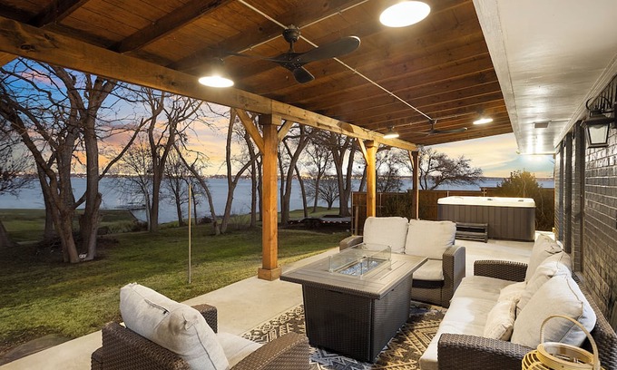 Rowlett House | Cosy Waterfront Home