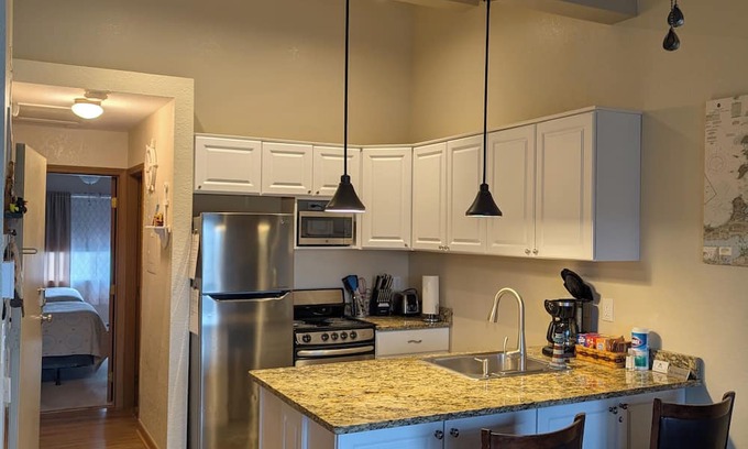 Oak Harbor Condo | C&D REST-A-WHILE Book 2 nights get the 3rd free. 9/1/25 - 3/31/26 stays.