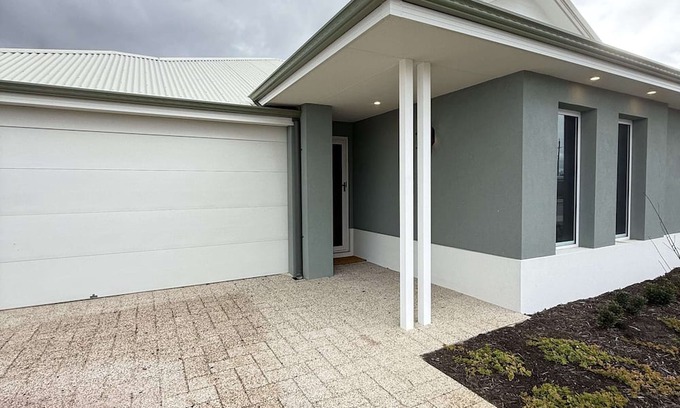 Brabham House | A beautiful 4x2 home on the Swan Valley door stop. Light and airy, 2 living rooms, separate laundry, large fully fenced backyard for the kids run around. Quiet street, walking distance to shops.