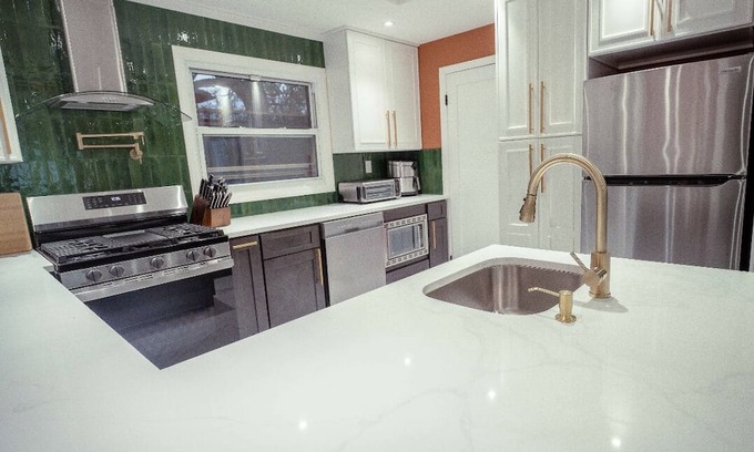 Georgetown Apartment | 3-bedroom apartment in beautiful Brooklyn with AC