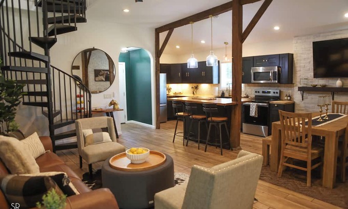 Preston Other | The Horse Carriage 2 miles from Foxwoods Casino