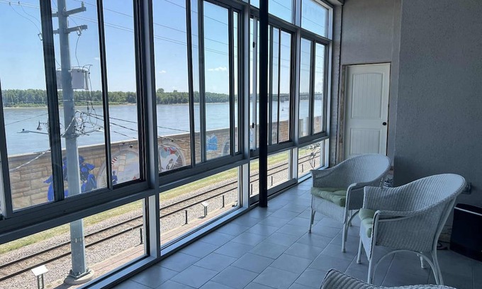 Cape Girardeau Apartment | 3-bedroom river view apartment in historic downtown Cape Girardeau