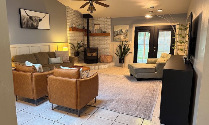 Farmington House | 3-bedroom house in fabulous Farmington with big backyard for hosting