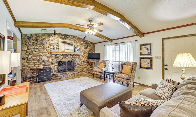 Redlick House | 4 Mi to Hospital: Texarkana Family Home w/Yard!
