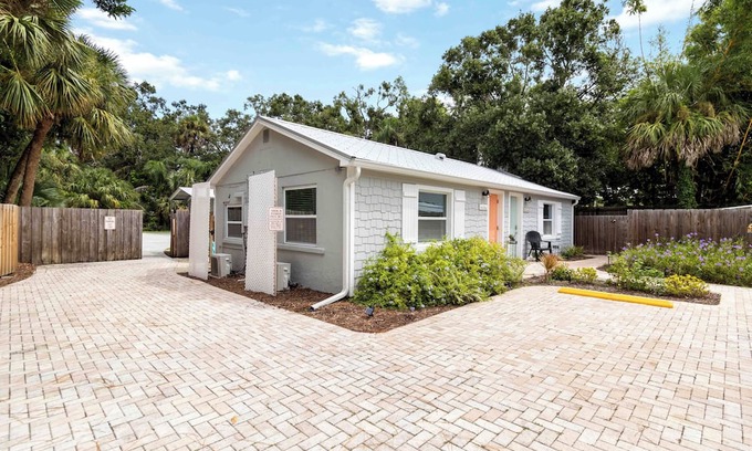 Ridge Wood Heights Cottage | Welcome to our cottages 1 mile from the Gorgeous White Siesta Key Beach