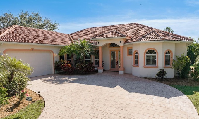 Pine Island Center House | Kick back and relax at this island oasis located on charming Pine Island Florida