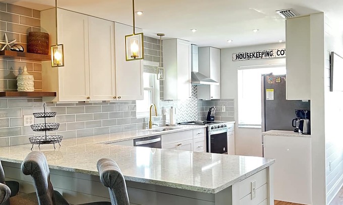 Bayshore Gardens House | Snowbird-Ready 2BR/2BA – 55+ Community 6 Miles to Anna Maria Island Beaches