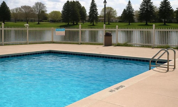 Bay City Hotel | 2 Relaxing Family-Friendly Bay Valley Rooms – Golf, Pool & Scenic Trails