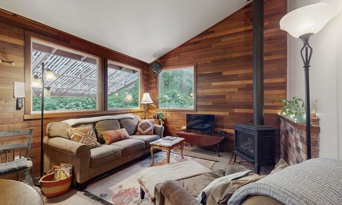 Langley Cabin | Charming cabin w/wifi, private backyard & convenient location