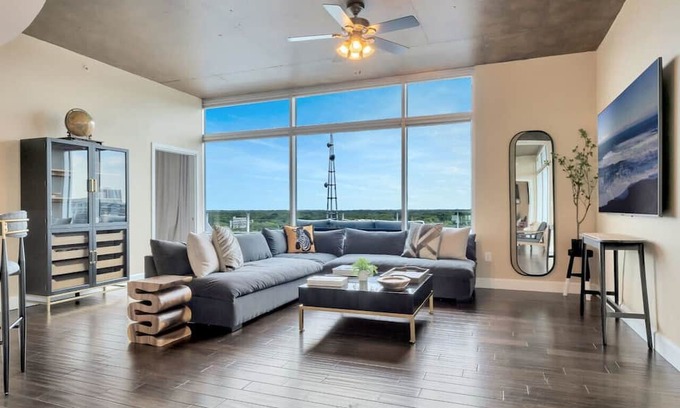 South Eola Apartment | Penthouse with a View