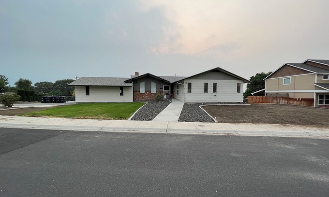 Moses Lake House | Spacious 5-bedroom Lakeview Home Centrally Located