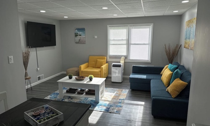East Hazel Crest Apartment | Peaceful and comfy home away from home in the ‘burbs oasis