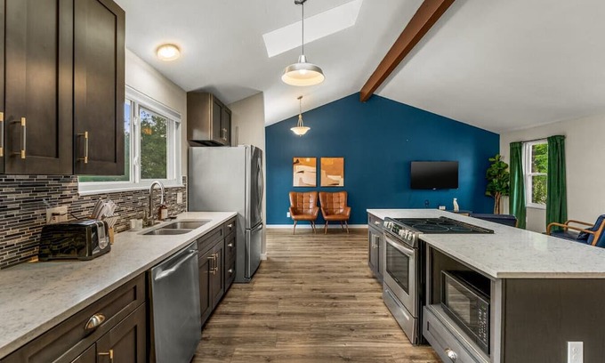 Arvada House | Modern 4BR Family Friendly Retreat W/Hot tub