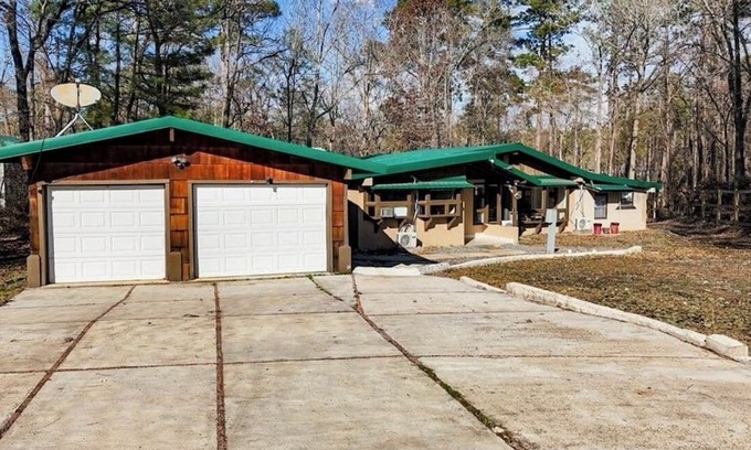Brookeland House | The lovely 3-bedroom lake house in Brookeland is near all amenities.