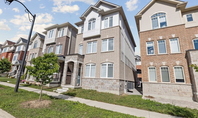 Ajax House | The Devineridge Executive House