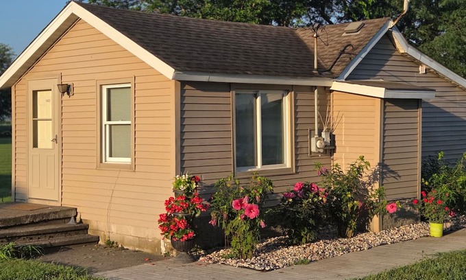 Leroy House | Quaint Country Home with Hot Tub