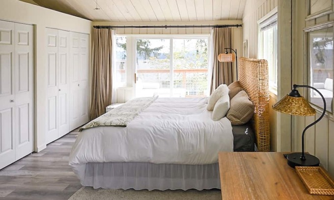 Freeland House | Sunrise Views with Holmes Harbor and Vineyard