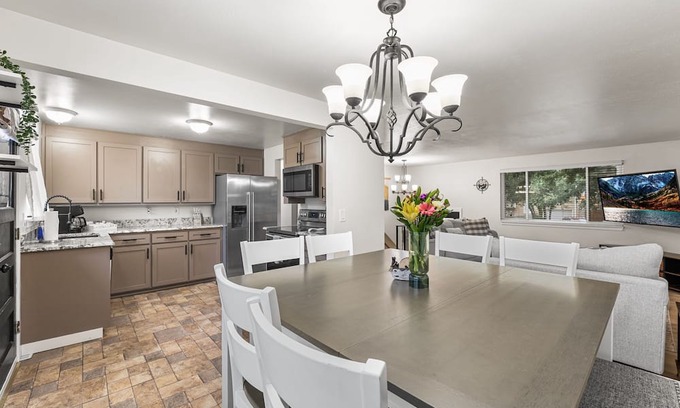 Castle Rock House | Group Friendly Castle Rock Retreat | Sleeps 12 | Games, BBQ & Patio