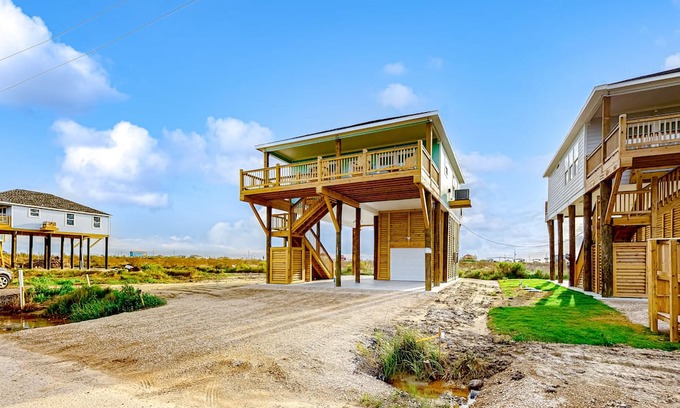 Gilchrist House | Gilchrist Beach 3BR | Walk to Beach & Deck