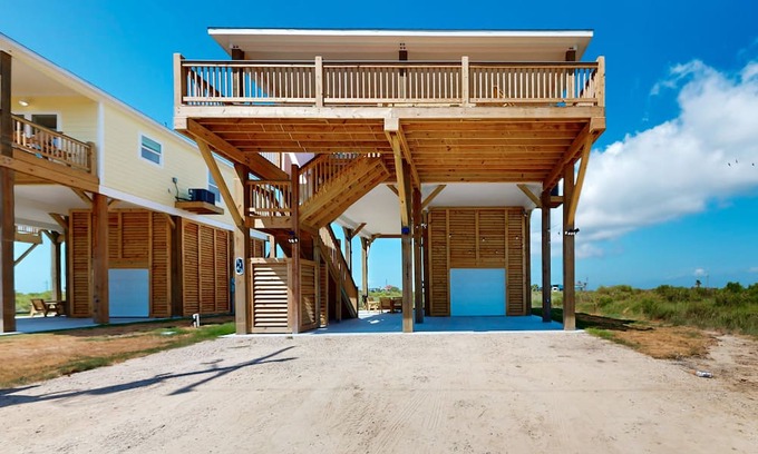Gilchrist House | Gilchrist Beach 3BR | Partial Ocean Views & Walk to Beach