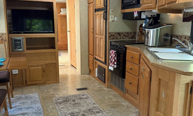 Engadine House | Adorable 1-bedroom Camper in Engadine with Lake Access. 50 mi west of bridge