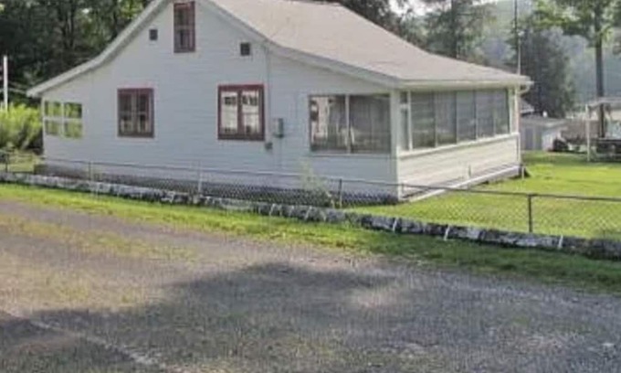 Windsor Cottage | Charming 3-bedroom cottage in Windsor.