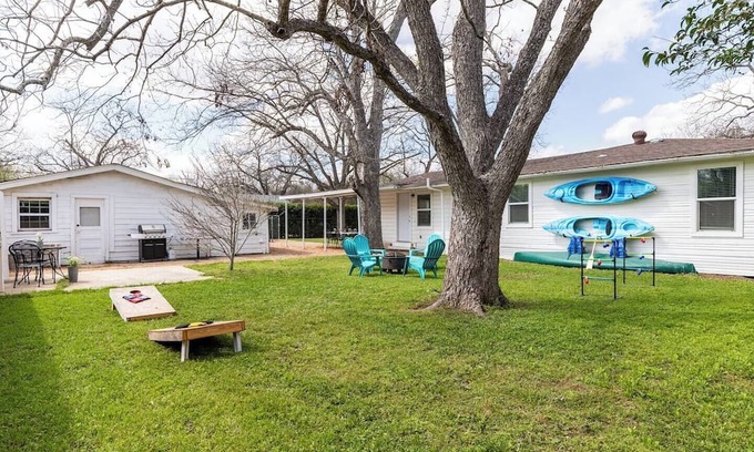 Seguin Other | Sleeps 12, 8 beds, 2 Units (3/2 & 1/1), 100% Fenced-In & Very Private by TLU