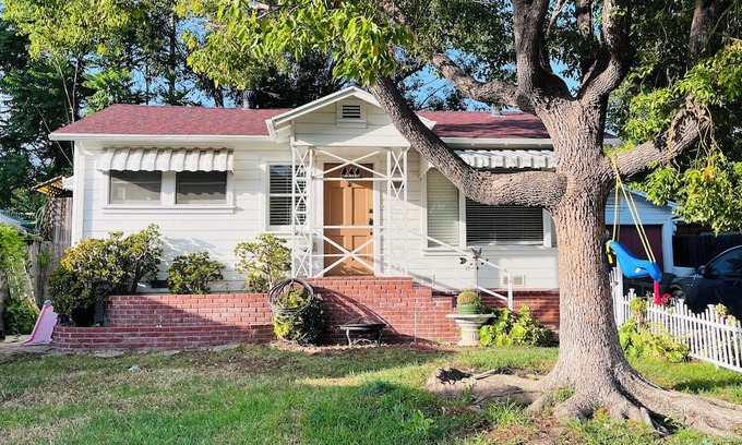 La Crescenta House | Centrally Located 2-bedroom, 1-bath Cottage with Mountain Views & Private Deck