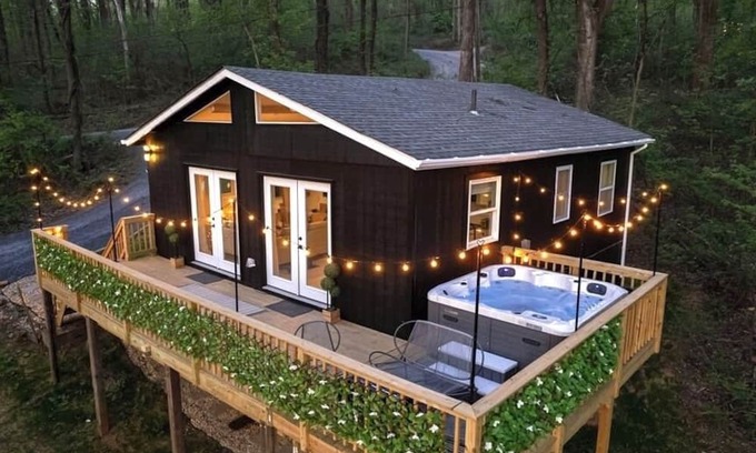 Front Royal Cabin | NEW Zen Cabin in the Clouds . Hot Tub, Wineries, Skyline