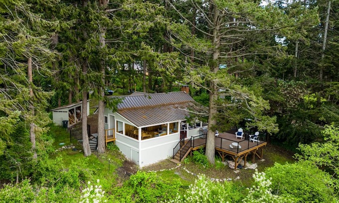 Freeland House | Charming waterfront home with fire pit and access to private beach
