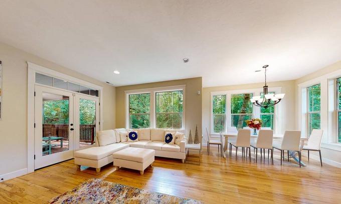 Southeast Eugene House | Exclusive Eugene retreat close to university with natural forest calm