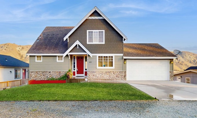 Orondo House | Spacious home w/full kitchen, great location & deck with incredible views