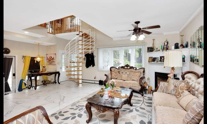 Farmingdale House | Fantastic 2-bedroom house. Walk to Ryder Cup and LIRR.