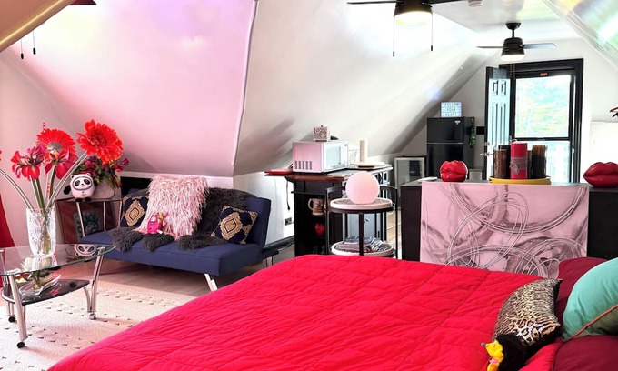 Yorkville House | 3BR Retreat in a House 2Floor